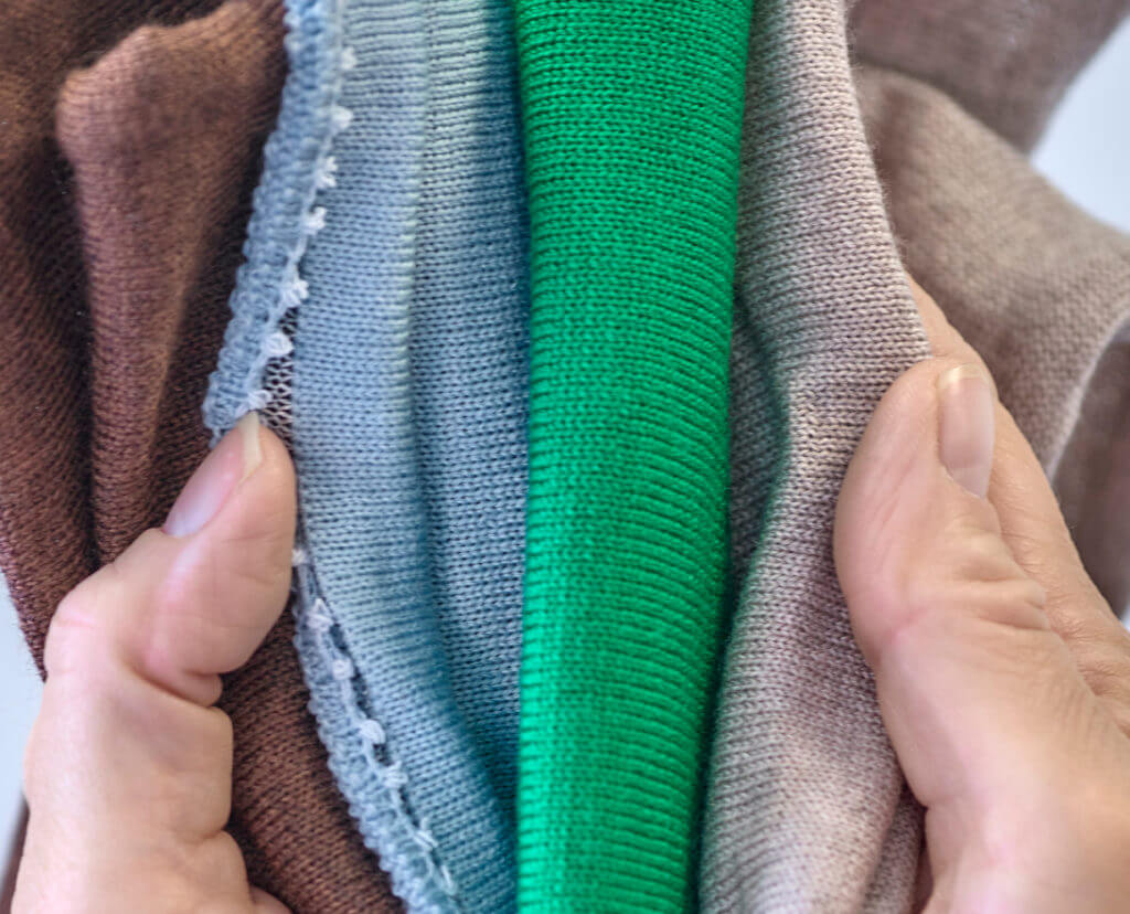 Detailabbildung von gestrickten Teilen eines Pullovers